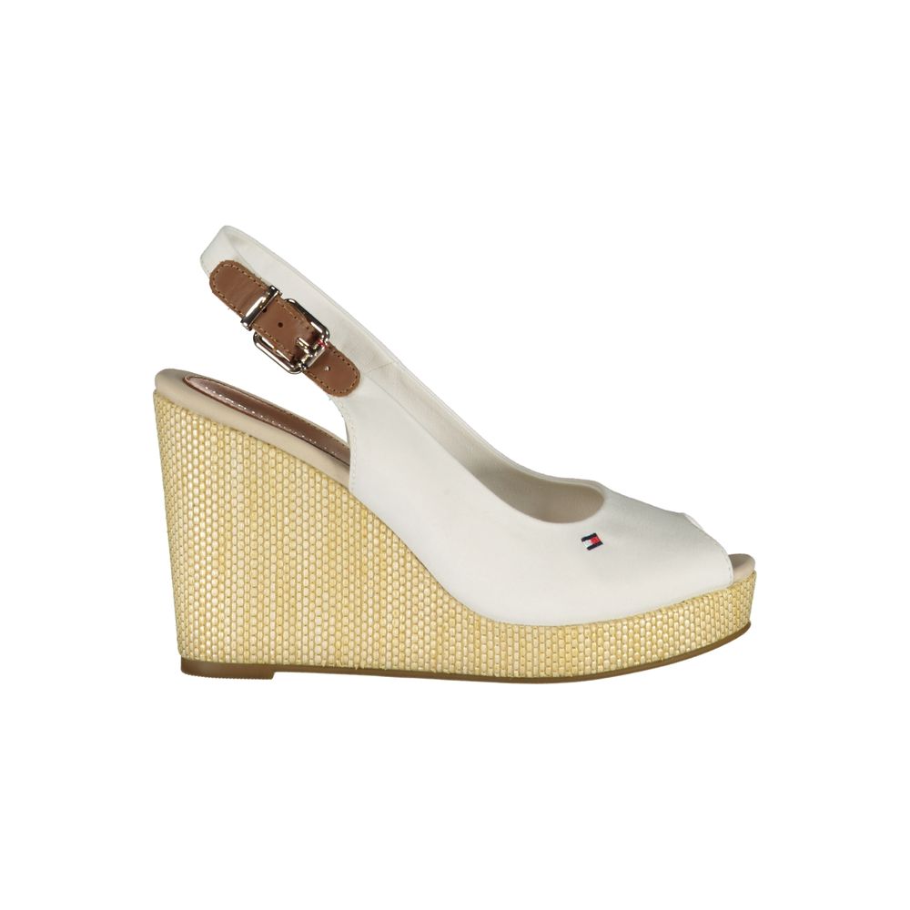 Sandales blanches à talon avec boucle