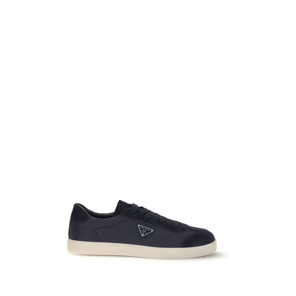 Baskets Prada avec plaque triangulaire blanches