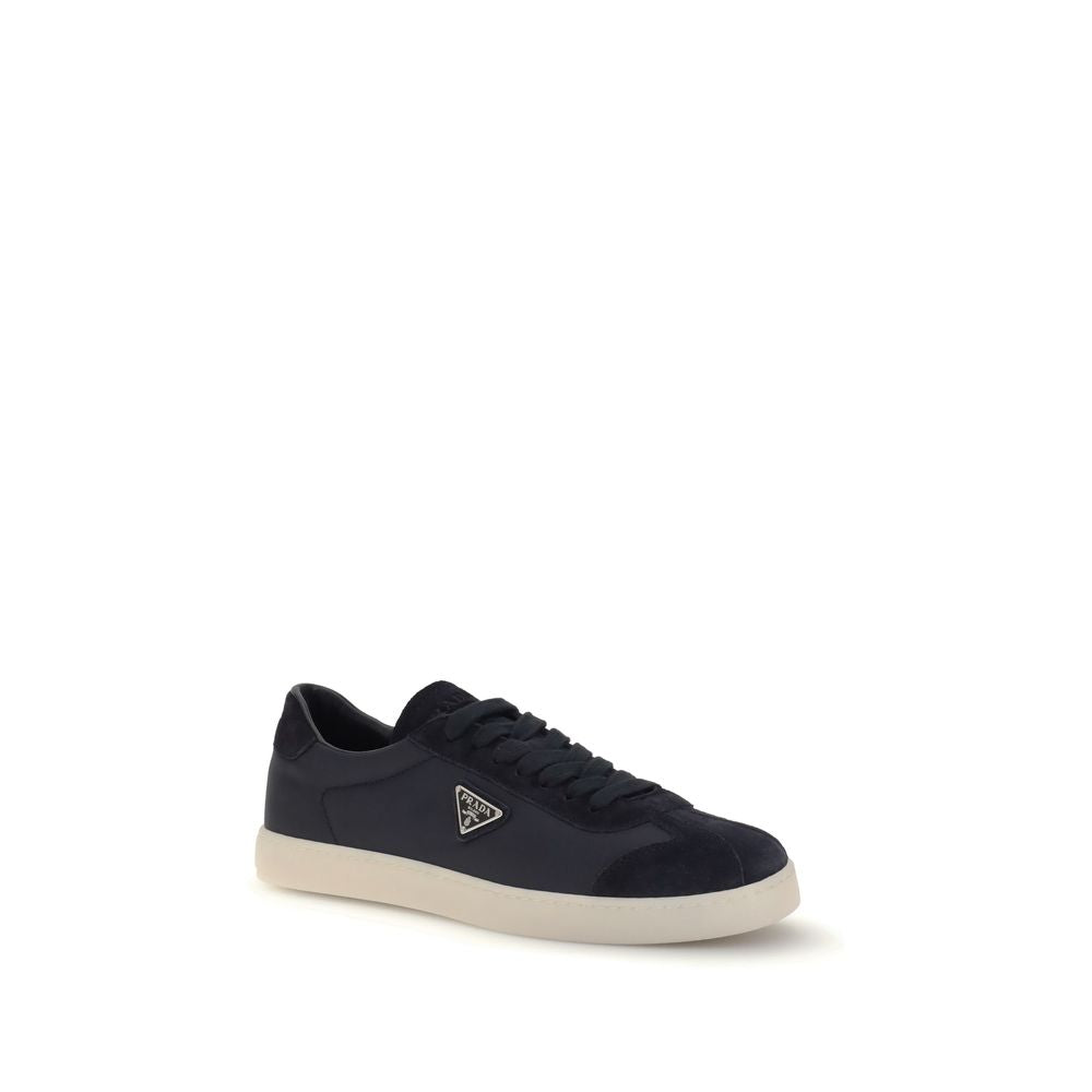 Baskets Prada avec plaque triangulaire blanches